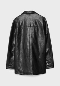 Giacca in finta pelle nera con una texture liscia, design oversize e una yoke sul retro. Presenta dettagli con bottoni sulle maniche.