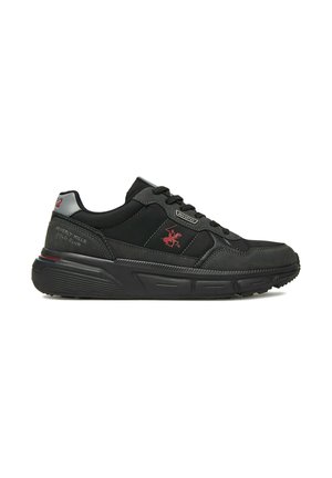 Sneaker nere basse con chiusura frontale con lacci, suola spessa, logo rosso del giocatore di polo e testo "Beverly Hills Polo Club" sul lato e sul tallone.