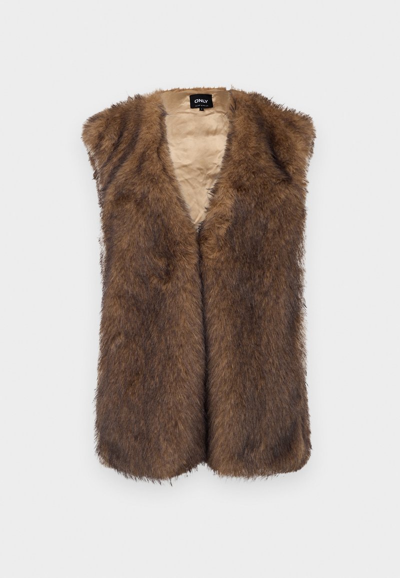 Gilet senza maniche in finto pelliccia marrone con rivestimento interno beige, apertura frontale e orlo dritto, esposto su uno sfondo bianco.