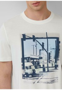 Witte katoenen T-shirt met een grafische print van een straattafereel, met een vintage busje, verkeerslichten en stadsgebouwen in blauwtinten.