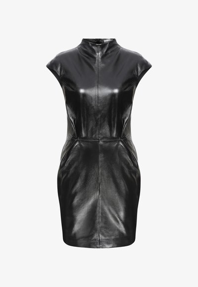 Schwarzes Lederkleid mit hohem Kragen, kurzen Ärmeln und taillierter Passform. Verfügt über eine glatte Textur und ein sauberes, minimalistisches Design.