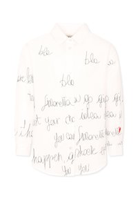 Witte button-up shirt met zwart cursieve tekstpatronen en een klein rood hartaccent op de rechtermanchet. Benadrukt een klassieke kraag en lange mouwen.