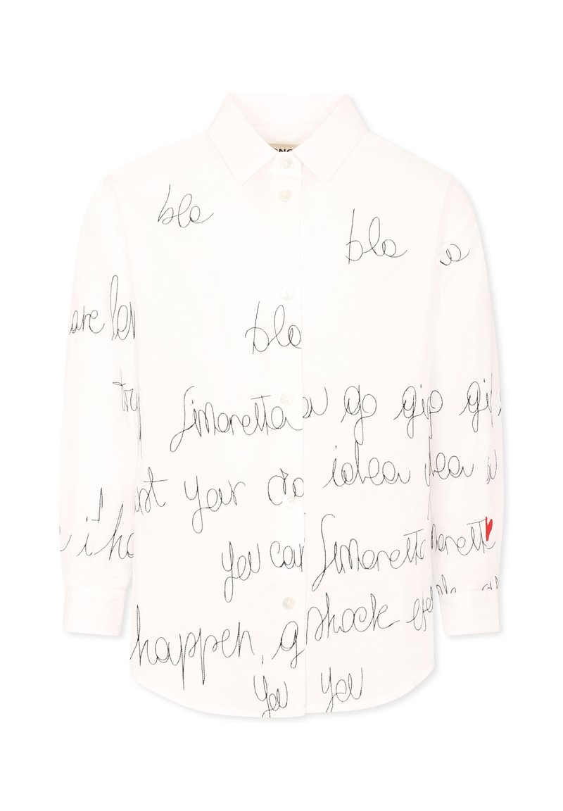 Witte button-up shirt met zwart cursieve tekstpatronen en een klein rood hartaccent op de rechtermanchet. Benadrukt een klassieke kraag en lange mouwen.