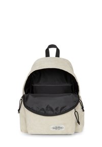 Kordurový batoh světle béžové barvy s černým interiérem. Vybaven velkým otvorem s klopou, nastavovacími popruhy a vnitřní kapsou.