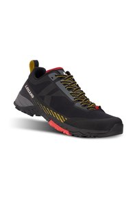 Scarpa da trekking nera con tomaia testurizzata, lacci gialli, accenti rossi e gialli, e suola robusta. Presenta un tacco rialzato e un anello di trascinamento.