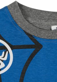 Maglietta in cotone blu con scollatura grigia. Presenta un design grafico bianco con contorni neri. Texture morbida, design informale, adatta per un abbigliamento quotidiano.