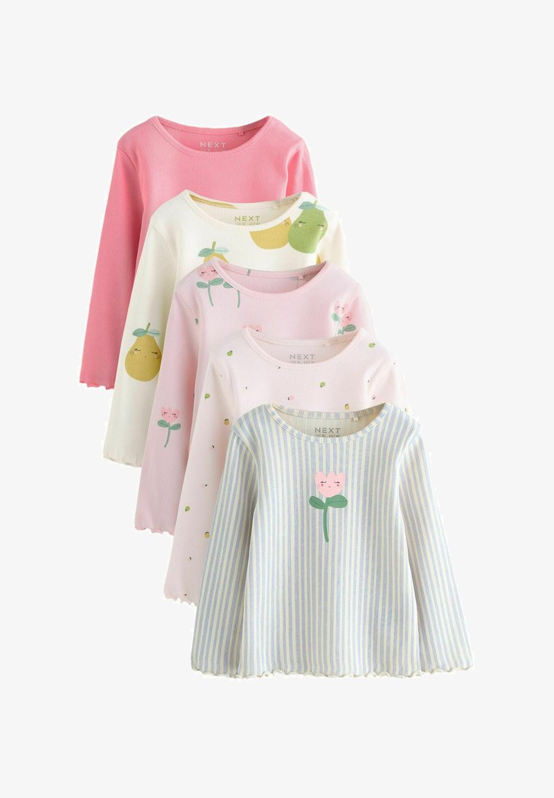 Cinq hauts pour enfants à manches longues dans des couleurs pastel avec des imprimés floraux et fruités, comprenant des rayures, des poires, des fleurs et des bords festonnés.