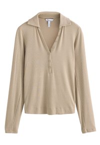 Polo de manga larga beige con textura acanalada, tres botones en la parte delantera y diseño de cuello clásico. Tejido suave con un ajuste relajado.