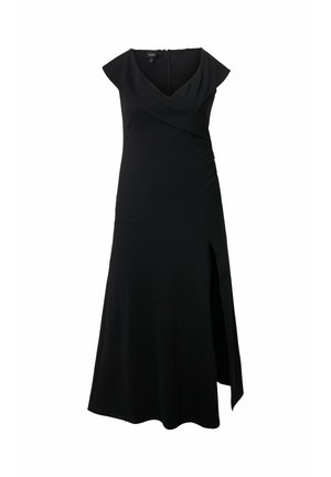 Schwarzes ärmelloses Midikleid mit V-Ausschnitt, Wickeloberteil und seitlichem Schlitz vor weißem Hintergrund.
