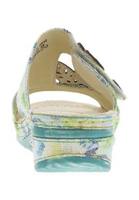 Sandale à imprimé floral multicolore avec un léger talon, fabriquée dans un matériau léger. Présente un design découpé et une semelle intérieure douce et texturée.