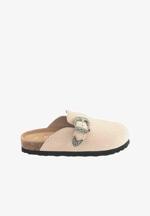 Suedeklämma sandal i ljusrosa med en dekorativ spänne i silverfärg, korkfotbädd och strukturerad svart gummisula.