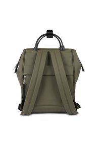 Zaino khaki realizzato in materiale resistente, con accentuazioni in pelle nera, due manici superiori e spallacci regolabili. Include una tasca frontale con cerniera.