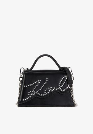 Must must have nahkakott, millel on hõbedased nurgad, mis moodustavad sõna "Karl", ülemine käepide ning eemaldatav ahelrihm. Struktuurne disain, millel on kerge läike.