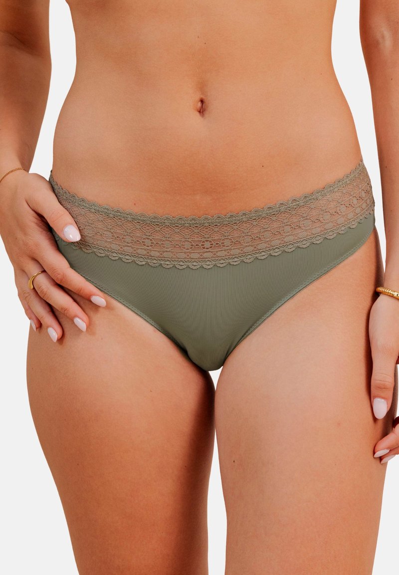 Bas de bikini vert olive avec une large taille en dentelle. Le tissu a une texture lisse et extensible, conçu pour le confort avec une coupe classique.