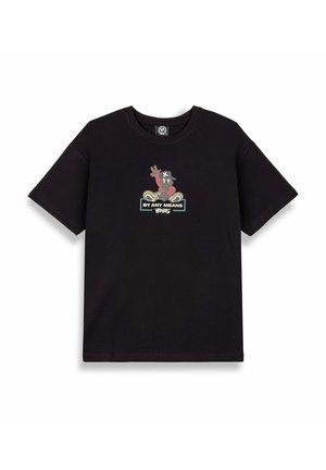 T-shirt in cotone nero con collo rotondo, maniche corte e una stampa grafica raffigurante un personaggio con il testo "BY ANY MEANS" in colori a contrasto.