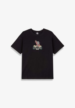 Czarny bawełniany t-shirt z okrągłym dekoltem, krótkimi rękawami i graficznym nadrukiem przedstawiającym postać oraz tekst "BY ANY MEANS" w kontrastujących kolorach.