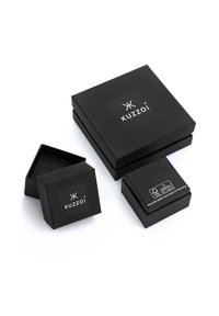 Schwarze, recycelte Papierboxen in unterschiedlichen Größen mit matter Oberfläche. Die Boxen zeigen das Logo "KUZZOI" in Weiß auf schwarzem Hintergrund.