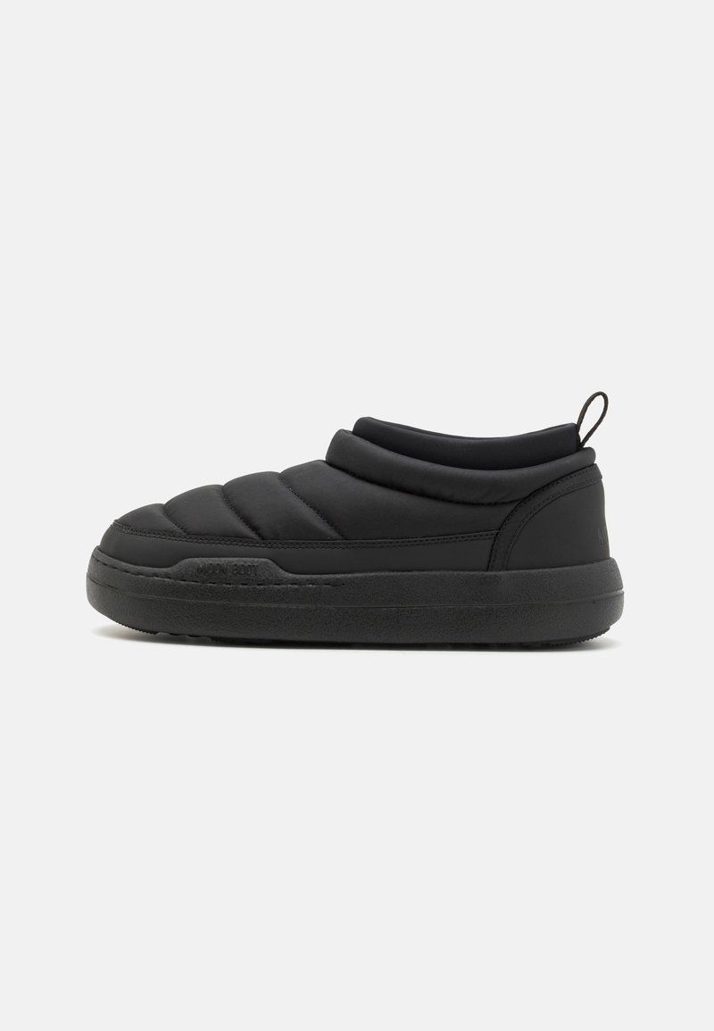 Chaussure noire rembourrée à enfiler avec un bout rond, semelle en caoutchouc épaisse et détails cousus. Conçue pour le confort avec une texture douce.