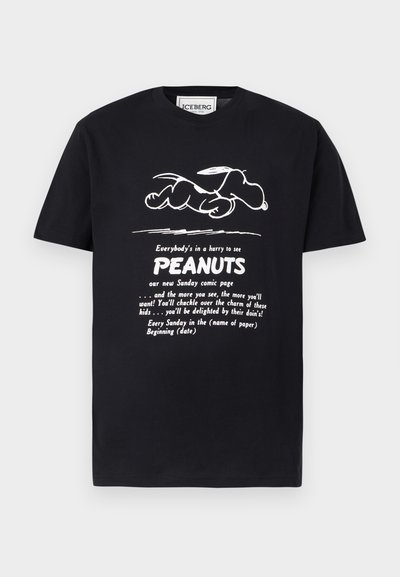 Μαύρο T-shirt με λευκό σκίτσο του Snoopy να ξαπλώνει και κείμενο που προωθεί μια νέα σελίδα κόμικ των Peanuts για την Κυριακή.