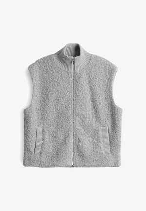 Gilet in felpa grigia con colletto alto e zip frontale. Tessuto testurizzato, tascheLaterali con dettagli a costine e design senza maniche.