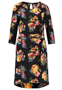 Robe florale avec un fond noir, des roses et des fleurs colorées, des manches trois-quarts, un col rond et une ceinture à boucle.
