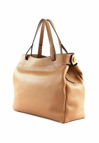 Vissen leren handtas met een zachte textuur, ronde randen, korte handvatten en een knoopdetail aan de zijkant. Lichtjes slouchy ontwerp.