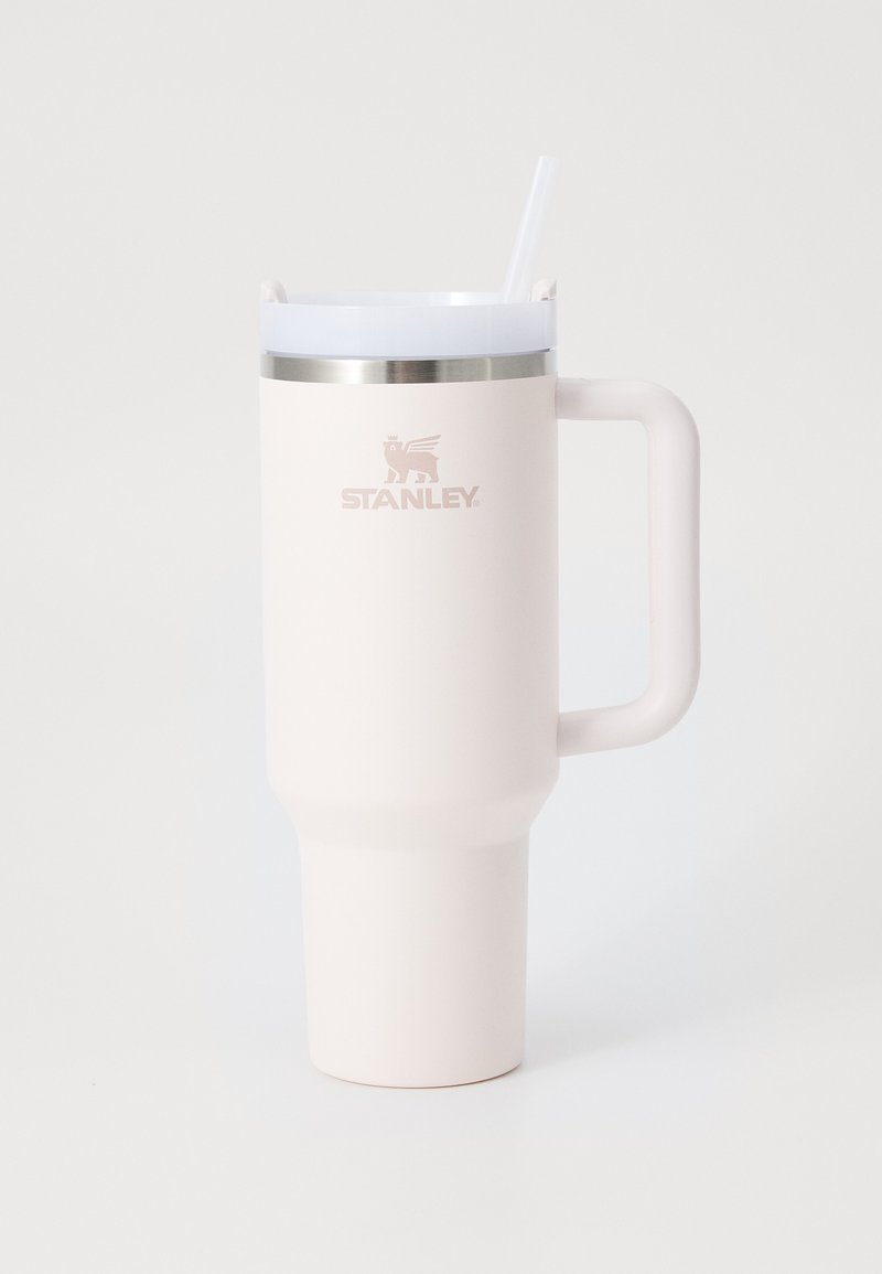 Světle růžový nerezový tumbler s širokým madlem, stříbrným víčkem a průhledným brčkem, s logem vyrytým na přední straně.