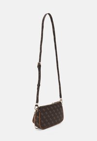 Hnědá vzorovaná kabelka přes rameno s dlouhým nastavitelným popruhem, zlatou kováním a zipovým uzávěrem. Vyznačuje se hladkou texturou a elegantním designem.