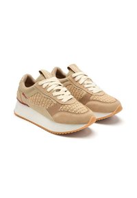 Sneakers beige con tomaia in suede e tessuto intrecciato, suola intermedia bianca, suola in gomma e lacci piatti. Accento rosso sul lato.