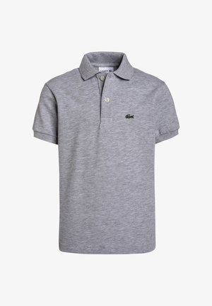 Polo gris en tissu de coton, avec un col, deux boutons au niveau du cou, des manches courtes et un petit logo de crocodile vert sur la poitrine.