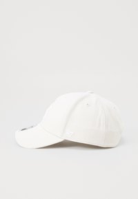 Cappellino da baseball bianco con visiera curva, dettagli ricamati e fori di ventilazione. Presenta un logo sul davanti e il simbolo del brand sul lato.