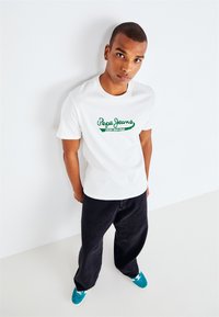 Pepe Jeans CLAUDE - Apdrukāts T-krekls - off white