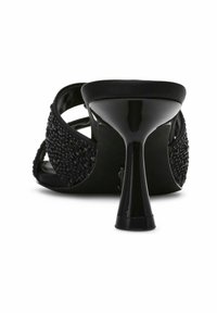Sandale noire à talons hauts en tissu texturé, avec des détails en perles sur le côté et un talon effilé. Design ouvert à l'avant.