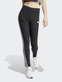 Černé sportovní kalhoty s úzkým střihem, které mají tři bílé boční pruhy a vyšívané logo na boku. Hladká tkanina a elastický střih.