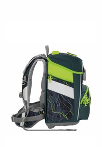 Groene en marineblauwe rugzak met een gestructureerde afwerking, witte en grijze accenten, meerdere compartimenten, gewatteerde banden en unieke ritslussen.