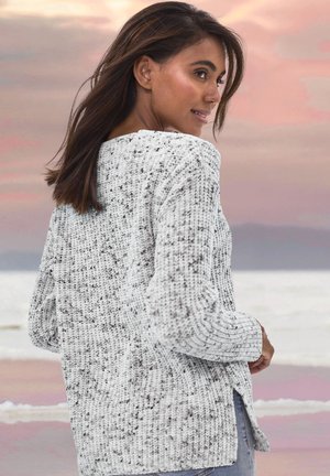 Grau-weiß gestrickter Pullover mit lockerer Passform, geripptem Textur und weitem Ausschnitt. Er besitzt seitliche Schlitze und lange Ärmel.