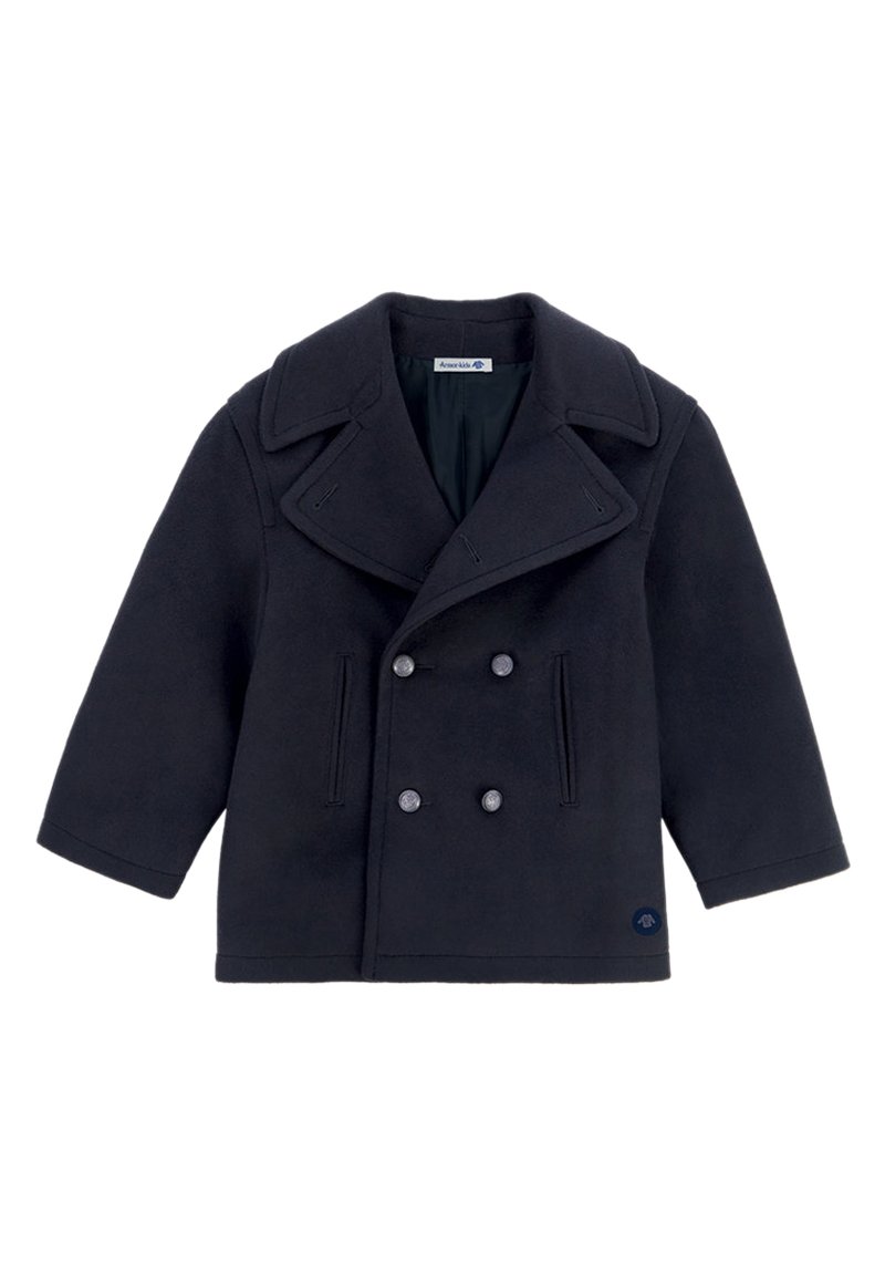 Doppiopetto in lana morbida di colore blu scuro, caratterizzato da un davanti doppiopetto, grandi revers, due tasche laterali e un piccolo logo sull'orlo.