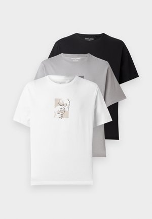 Kolm t-särki valges, hallis ja mustas värvitoonis. Lühikesed varrukad, ümarad kaelused. Valgel särgil on pehme graafiline kujundus koljulistest motiividest. Puuvillane materjal.