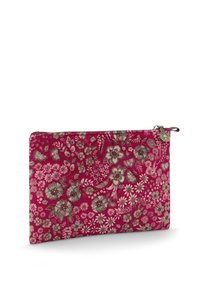 Kleine rechthoekige tas met een rood bloemenpatroon en een gouden rits met een ronde trekker op een witte achtergrond.