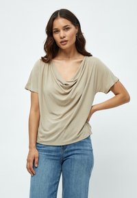Desires DEAMALIA SHORT SLEEVE DRAPE T-SHIRT. - Základné tričko - cobblestone
