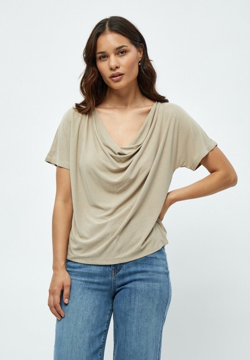 Desires DEAMALIA SHORT SLEEVE DRAPE T-SHIRT. - Základné tričko - cobblestone