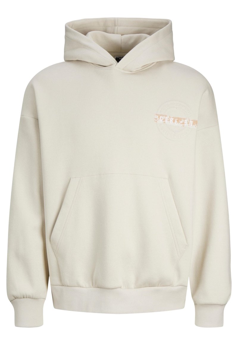 Cremefarvet hoodie med frontlomme, snor i hætten, ribbede manchetter og broderet logo-detalje på venstre bryst. Blød stofkvalitet, afslappet design.