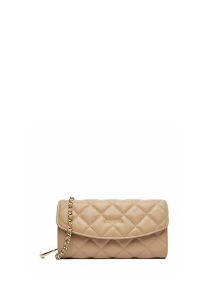 Bolso de mano de cuero acolchado beige con cadena dorada y logotipo "BADURA" en la solapa frontal, aislado sobre fondo blanco.
