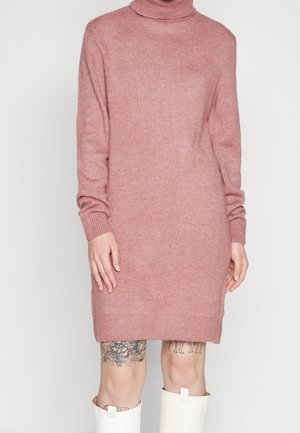 Vestito a dolce vita rosa lavorato a maglia con maniche lunghe, polsini e orlo a coste, design di lunghezza media, texture morbida, con un dettaglio di spacco laterale.