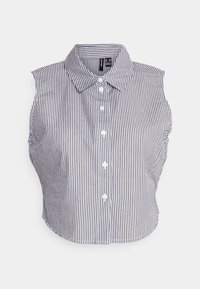 Kraftigt beskuren skjorta med krage i marinblå och vita vertikala ränder, med fem framtill placerade knappar och en slät tygtextur.