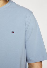 Tommy Hilfiger TEE - T-shirt básica - daybreak blue