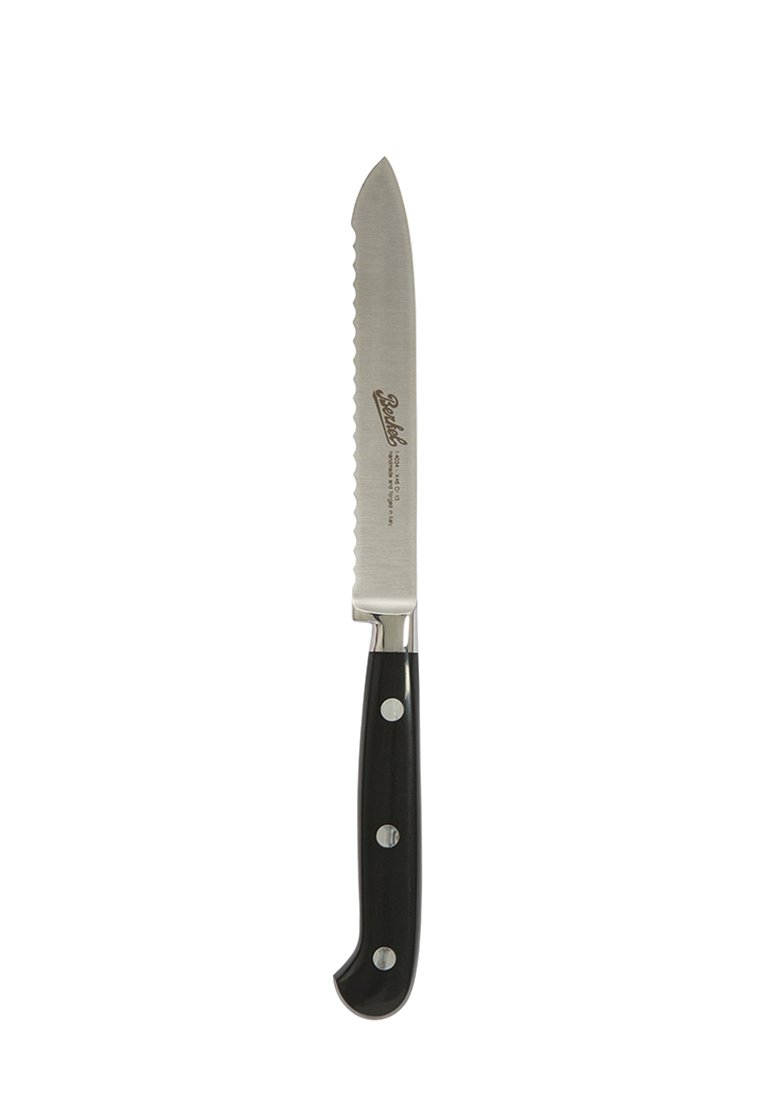 Cuchillo de cocina dentado con mango negro y tres remaches metálicos, hoja marcada con el nombre de la marca y especificaciones.