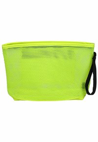 Síťová taška v jasně žluté barvě s černým popruhem; obdélníkový tvar; má prodyšný design a hladký povrch pro viditelnost a odolnost.