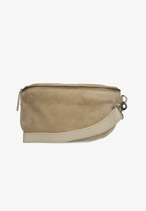 Beige suède clutch tas met een gestructureerd oppervlak, een gouden rits en een platte, brede schouderriem. Strak ontwerp in een rechthoekige vorm.
