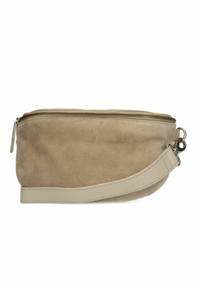 Clutch bag in suede beige con superficie texturizzata, zip dorata e una tracolla piatta e larga. Design elegante di forma rettangolare.